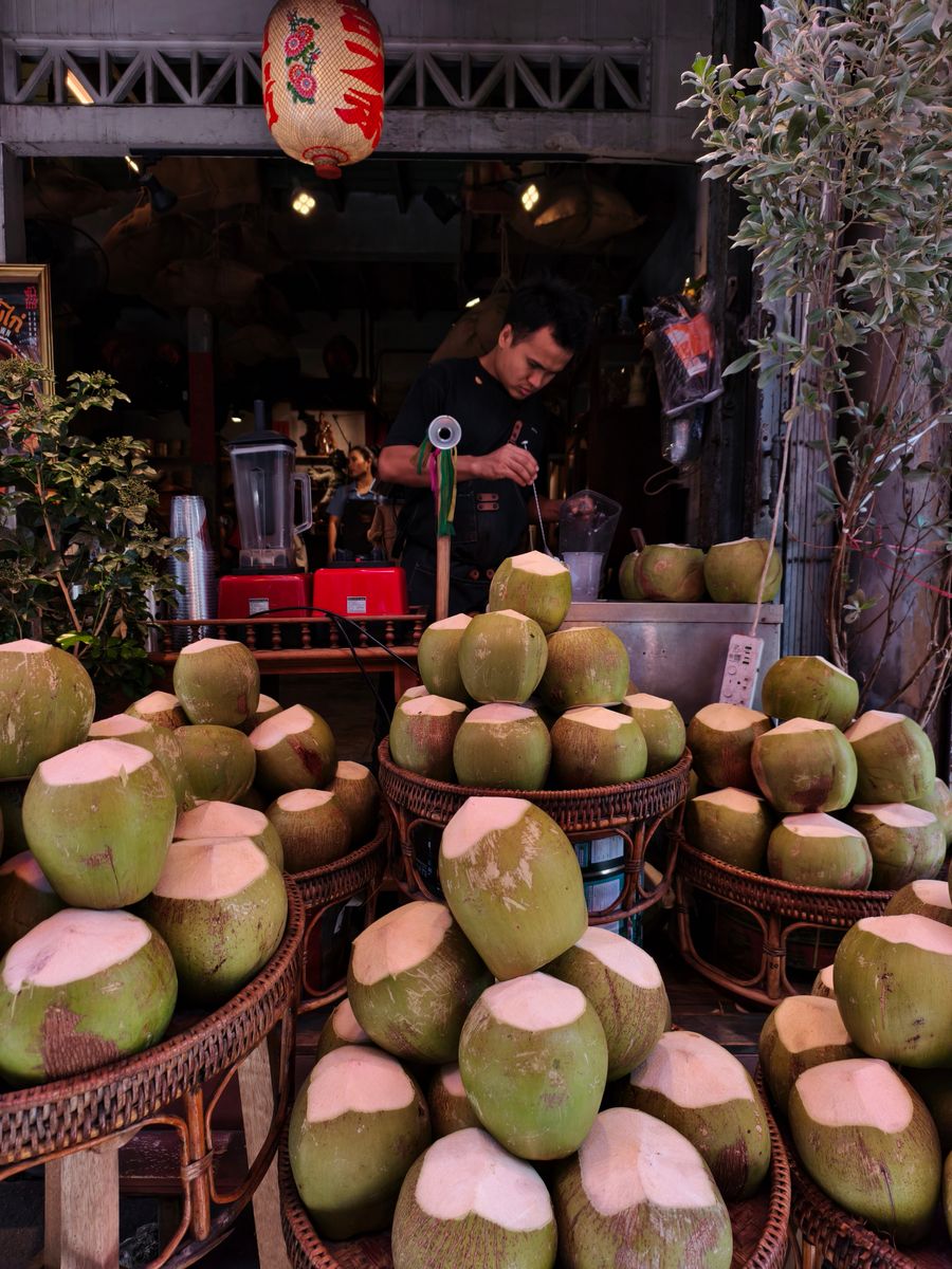 Gerai air kelapa dengan deretan kelapa muda dipotong sedia dihidang